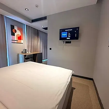 Sherlock Homes Hotel 4*