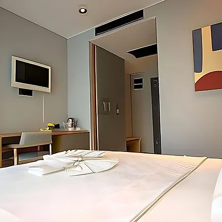 Sherlock Homes Hotel 4*